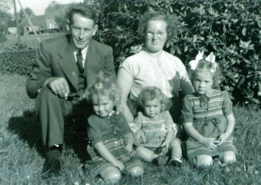 Jacob en Anneke Meinema-Fr&uuml;chnich en hun dochters (vlnr) Kinge, Tietsia en Renskje.(1955 of 1956)